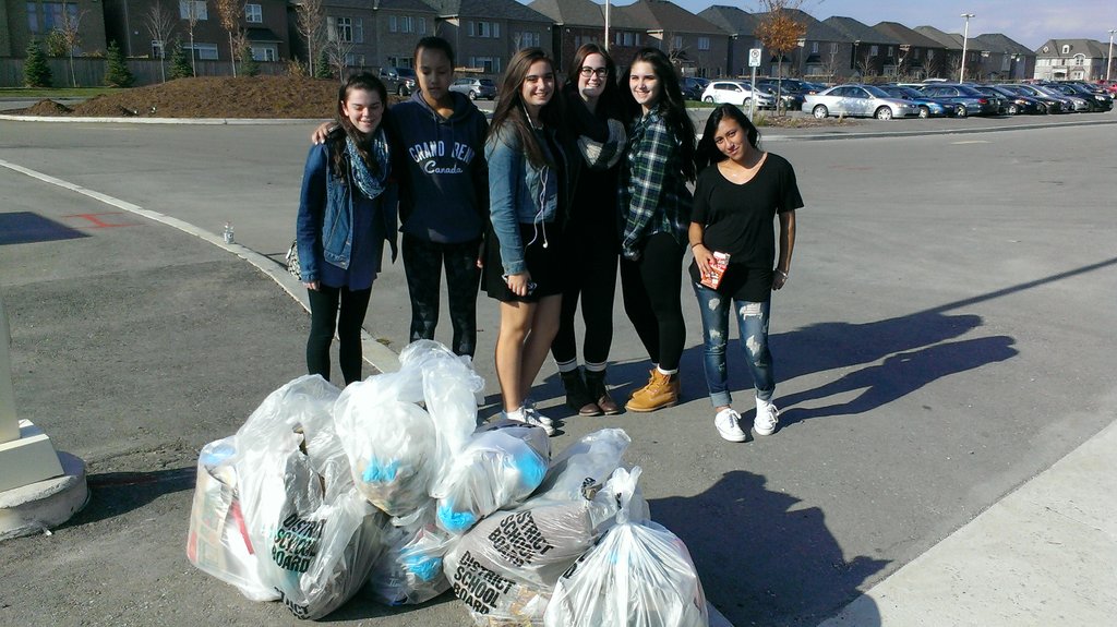 JeffWarner77's tweet photo. @HaydenHuskies  school yard clean-up, thanks SVM3M and SCH4C! https://t.co/Sc2laU45yo