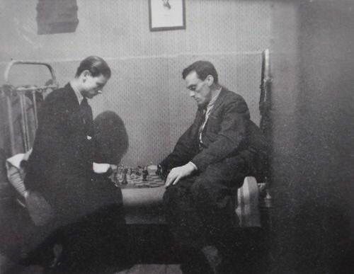lecinema_'s tweet photo. Andrei Tarkovsky playing chess with his father, Arseny https://t.co/0XFqa4LDgZ