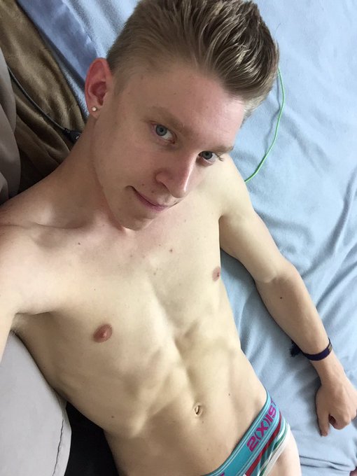 Cum hang with me now! https://t.co/cQZcJo6ZH7 #gay #twink #BIGcock https://t.co/tRwJVuU34y