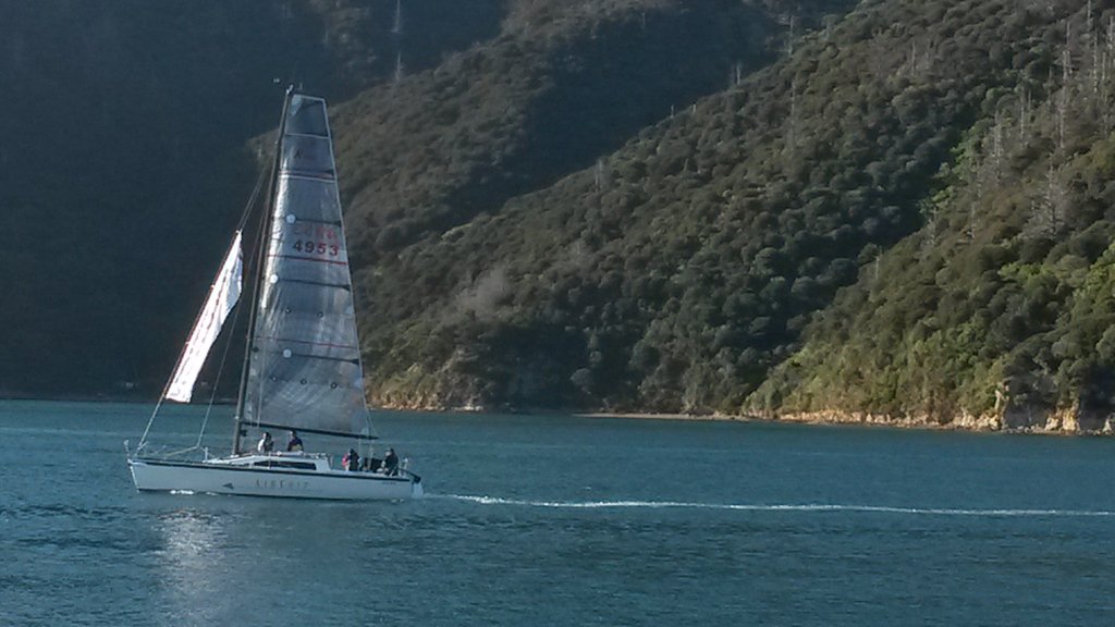 WineRace's tweet photo. Airship carrying @stanleyestates #sauvblanc out to the start of the #nzwinerace #onlymarlborough https://t.co/zt4V3KizWw