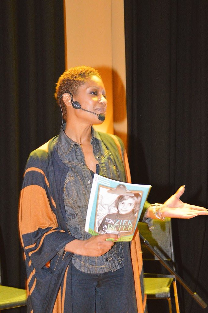 martie08's tweet photo. Meer foto's van de boekpresentatie #PietIsZiek . Zie: https://t.co/APc5Miyh8C @SylvanaSimons @SteunEmma #emma150jaar https://t.co/uz8Rtc3rXu