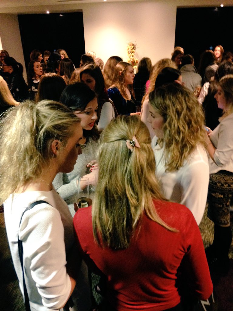 IT_Shareit's tweet photo. Packed room here at #UStyleSchool Just about ready to go in! #ustyle15 π
π»π
π»ππΌππΌππΌ https://t.co/JUuMiKm3bE