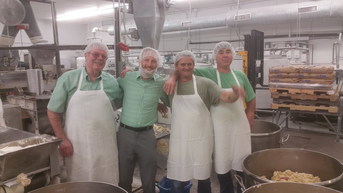 WicksPies's tweet photo. Having some fun in green on the Sugar Cream line today #makingpie #greennot planned #pie https://t.co/hNtpDU7HNs