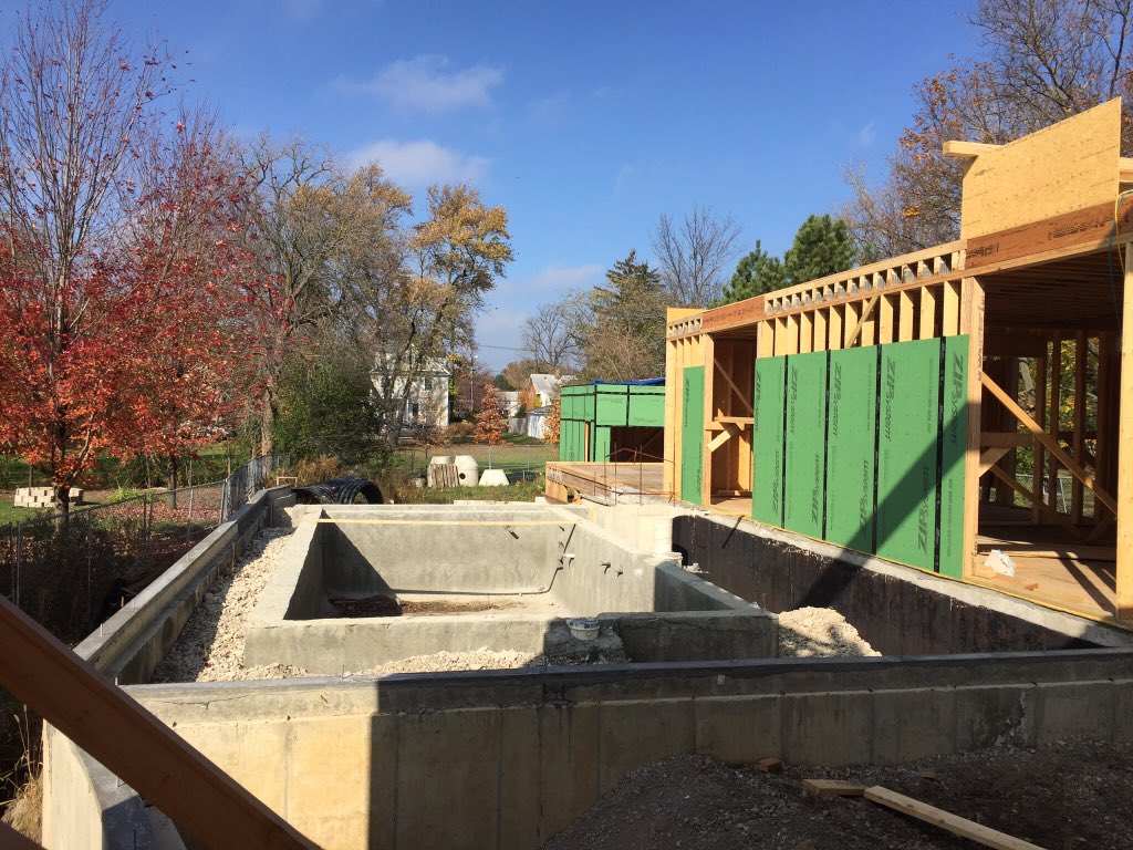 DunneKozlowski's tweet photo. #poolorapond and more framing at this #contemporaryhome in the burbs! #modernhome #luxurydesign #customhomes https://t.co/OFIWxfUYb2