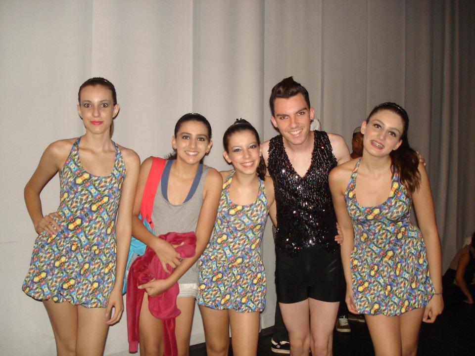 GossipAnonima's tweet photo. A primeira PhotoBomb de hoje começa com essa . Feta estranha com gente estranha Veronica e mais 4 desconhecidos https://t.co/28A2hZKgOE
