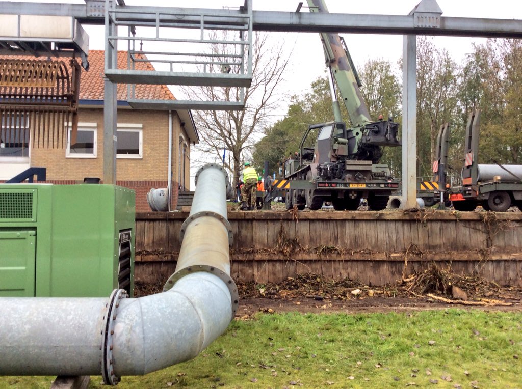Noodpomp ingezet tijdens oefening "uitval gemaal" #Gersloot <a href="/wetterskip/">Wetterskip Fryslân</a> <a href="/Rijkswaterstaat/">Rijkswaterstaat</a> <a href="/defensie/">Ministerie van Defensie</a> #alert15frl