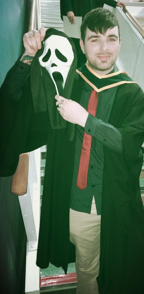 Scream4Scream's tweet image. Graduated today and brought Ghostface along 😱