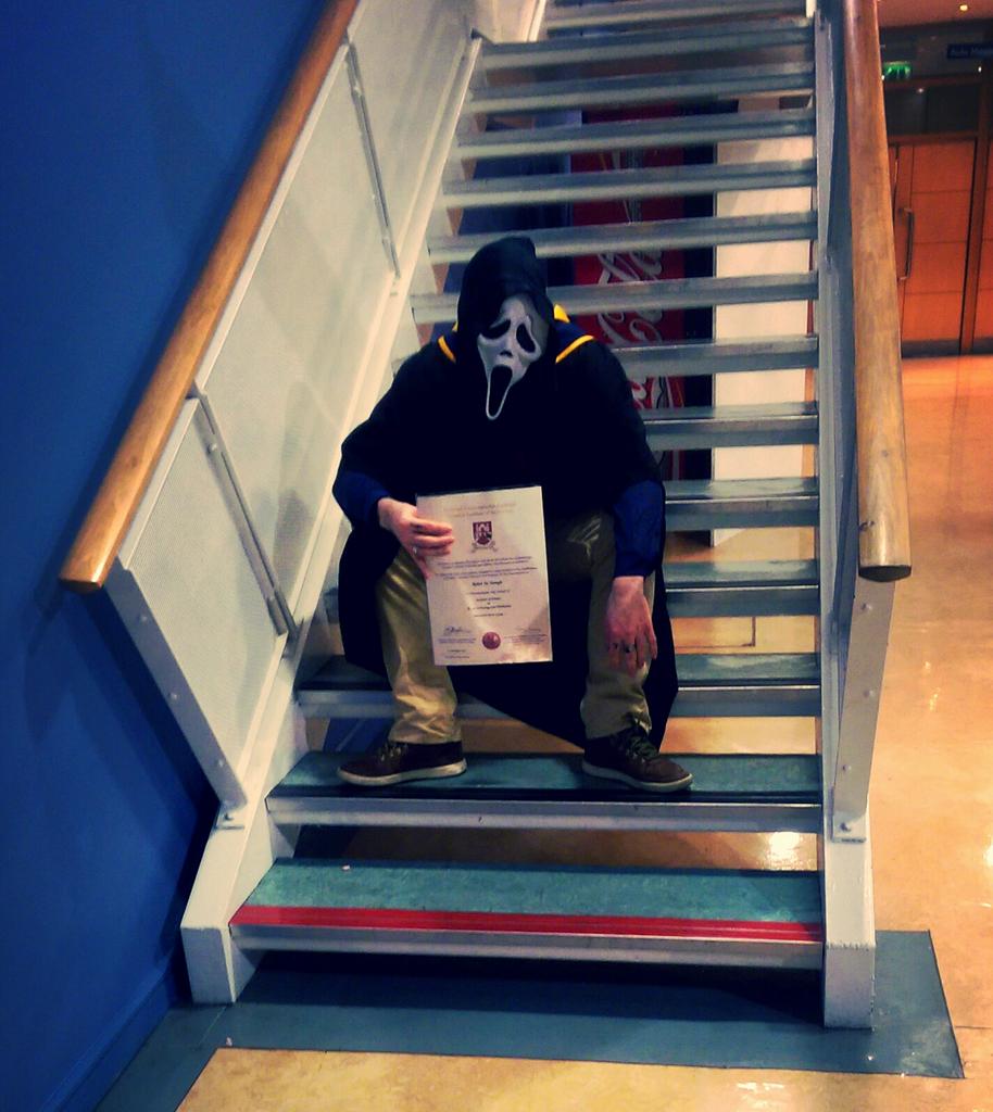 Scream4Scream's tweet image. Graduated today and brought Ghostface along 😱