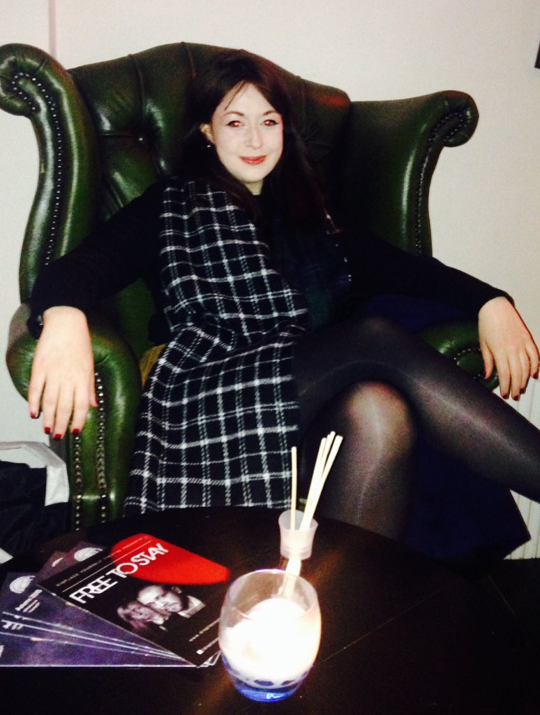 tor_copeland's tweet photo. @zoe_murtagh #chilling #sozabouttheredeye https://t.co/QtGVNOjcD8