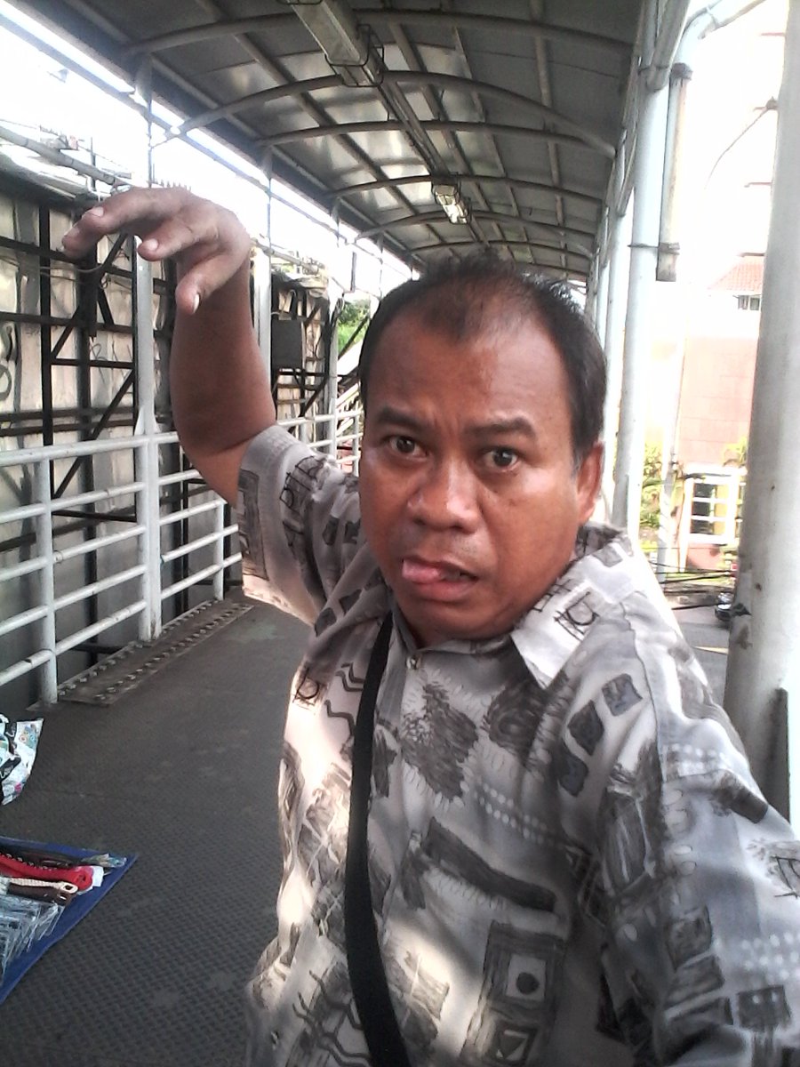 profgalau2's tweet photo. Ada yg kenal sama orang ini?ada yg minat sm orang ini?kalo om sih udah rasain burung dan tunggir nya,minat dm saja https://t.co/CQVQ3vNnag