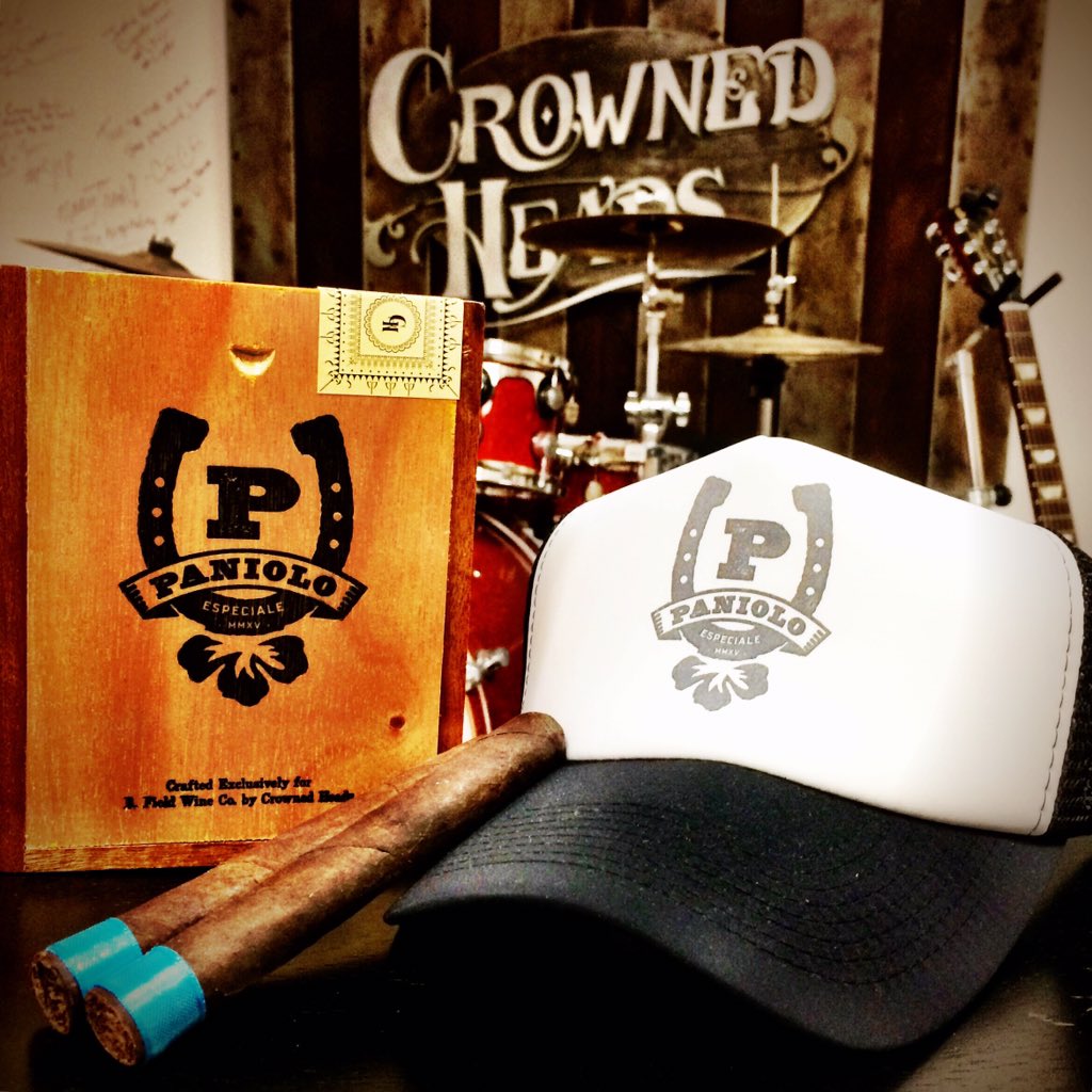 TheCrownedHeads's tweet photo. The last 2 #Paniolo Especiale 2015 smokes from the office stash. RT if U want 2 #win these. #CrownedHeads https://t.co/hoeGQbZ085