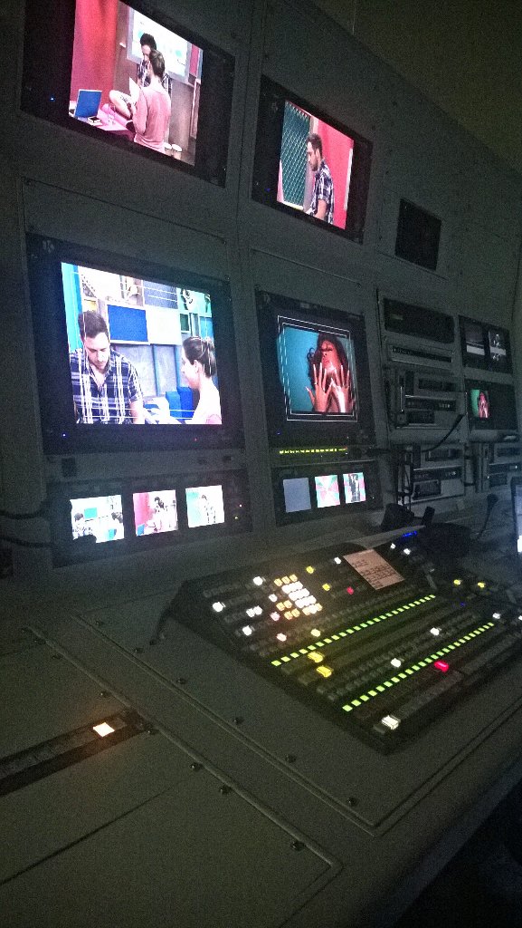cacodecastro's tweet photo. .@cacodecastro já está no estúdio com nosso diretora! Já já tem #MixDiarioAOVIVO https://t.co/iR4JT4j1uE