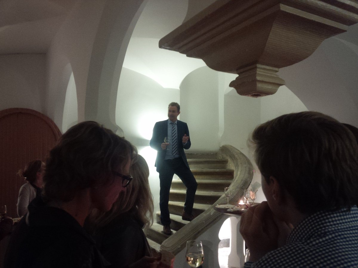 eppobruins's tweet photo. Simon Stevin Meester @WiroNiessen speecht in @Paushuize voor familie en collega's. @STW #STWOpenMind https://t.co/FoDwGkBxgu