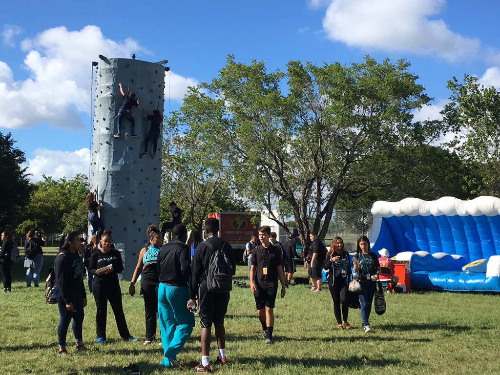 sr_reef's tweet photo. Homecoming Tailgate #cudanation #homecoming2015 #beathialeah https://t.co/ij2LWMhNrJ