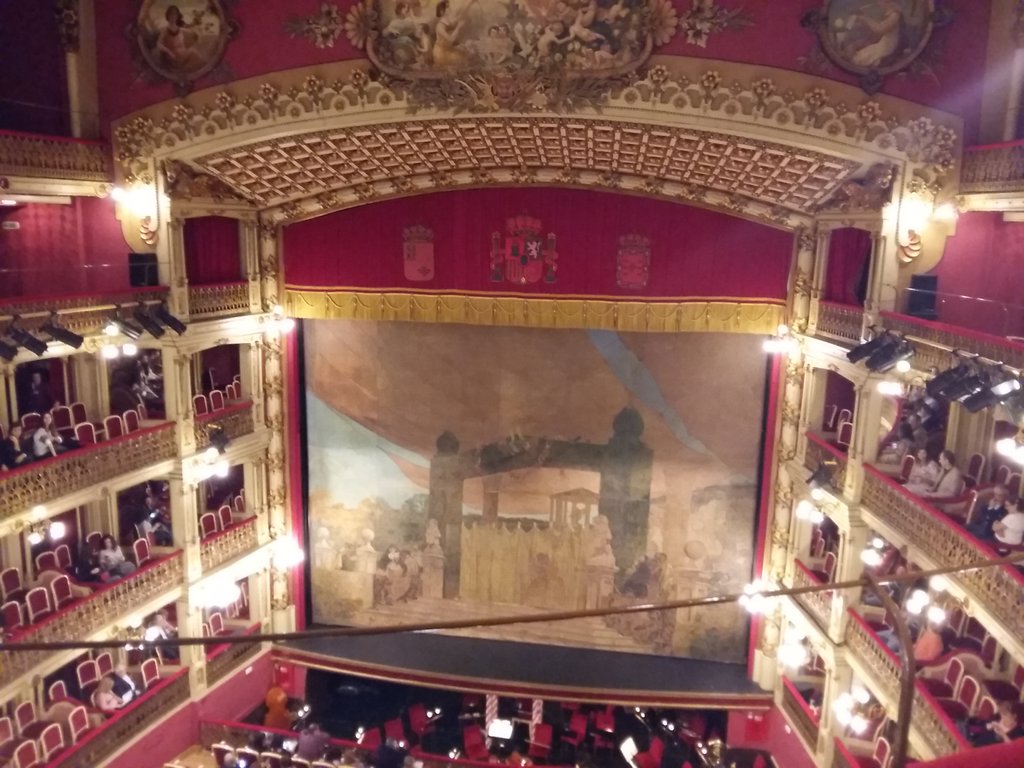 leticia_87vf's tweet photo. Una de teatro#latraviata@vir_vf @martabombas@gloriamariavm @loligono y mi Lore guapa que está por ahí,guapas!!#Romea https://t.co/5ygBZkgklc
