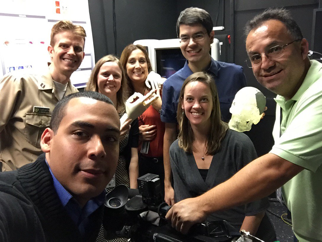 EdwinPitti's tweet photo. Científicos, militares y periodistas en la FDA. Todos juntos #InspeccionandoElFuturo muy pronto por @Univision https://t.co/TIPfFaBZRx