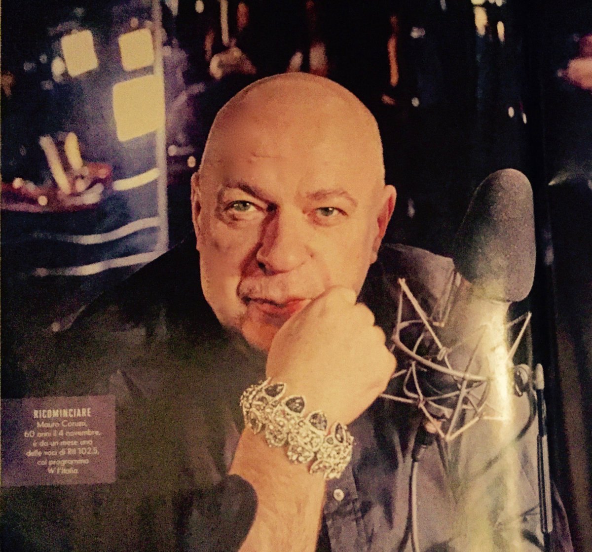 mauroplati's tweet photo. Beh...che onore...apparire su #VanityFairItaly specialmente se non si è x niente "trendy"...poi in casa...#bigcafone https://t.co/JL3Azh2ri2