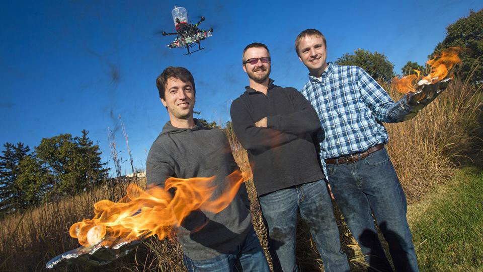 engadget's tweet photo. Drone fights fires by dropping flaming balls https://t.co/euTgBphX5x https://t.co/bYw5vodyrw