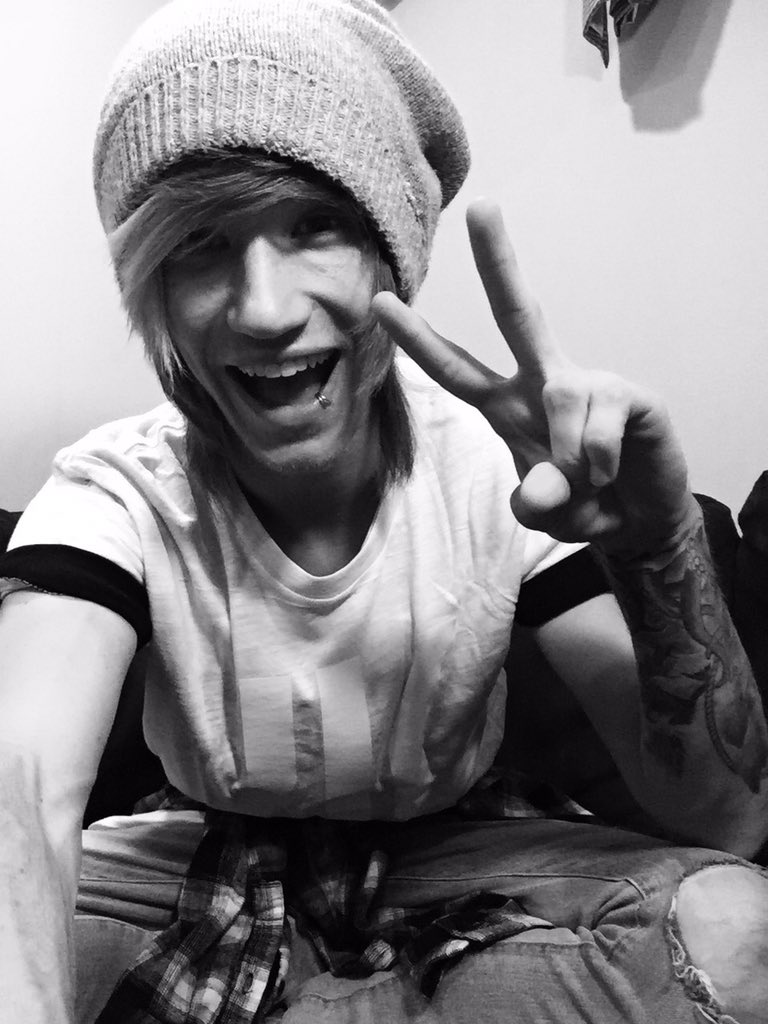 timmyrasmuss3n's tweet image. Been editing our announcement video all day. Can't wait to tell everything tomorrow!!