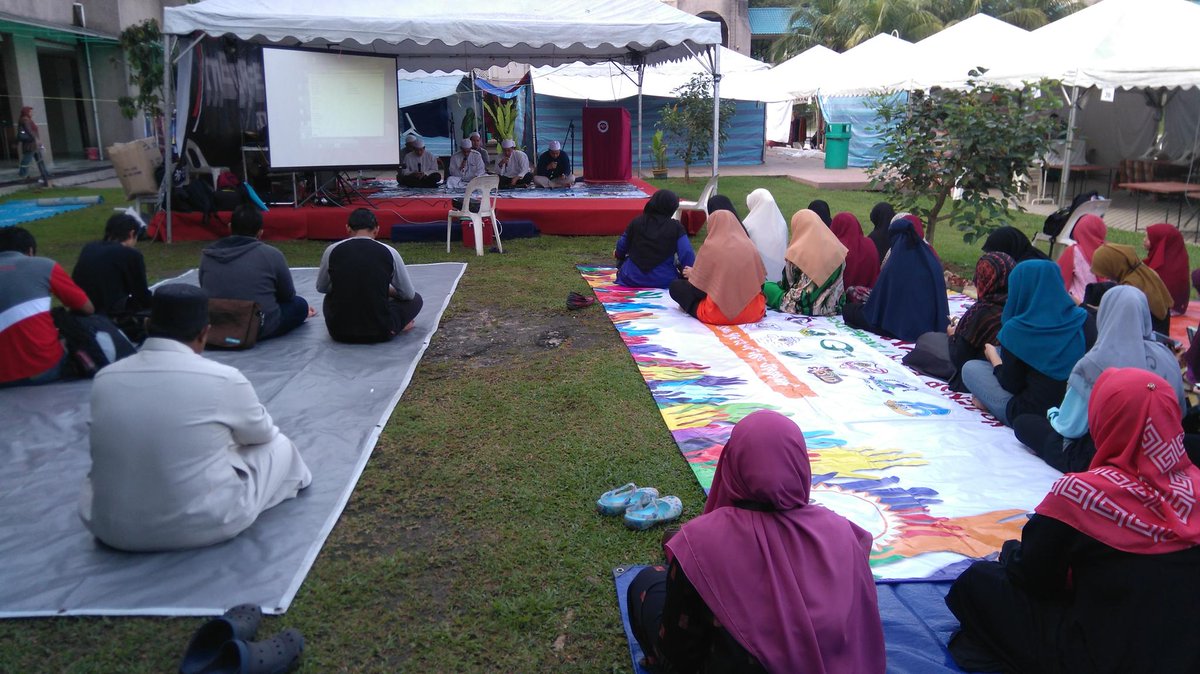 icongrats19's tweet photo. Let's feed our soul with selawat. Happening now at iium's riverside. #convest15 #megafest15 https://t.co/oCM7k7qxtG