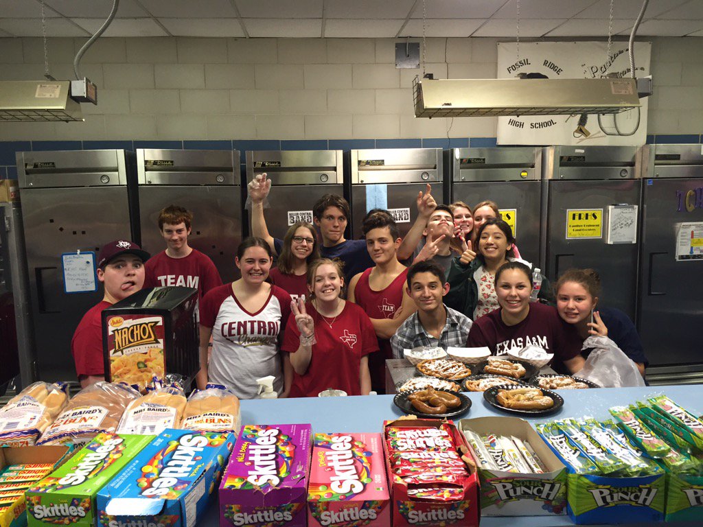 Working the concession <a href="/KellerCentralHS/">Keller Central HS</a> @CoachPorterH20 <a href="/SwimAndDiveCHS/">CHS Swim and Dive</a>