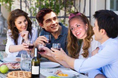 raquel_kasper's tweet photo. Para celebrar con nuestros nuevos amigos Francisco y yo fuimos a cenar. 🍷🍇🍽 #esjugodeuva #comida https://t.co/gOd80BUzdy