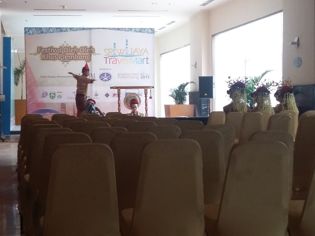 rina_RajaMICE's tweet photo. Persiapan pembukaan Festival Oleh2 Palembang & Sriwijaya Travel Mart...#SMCTM #Munas ASITA XI @Aryadutaplm 6-7nov'15 https://t.co/CIWoDU3hvH