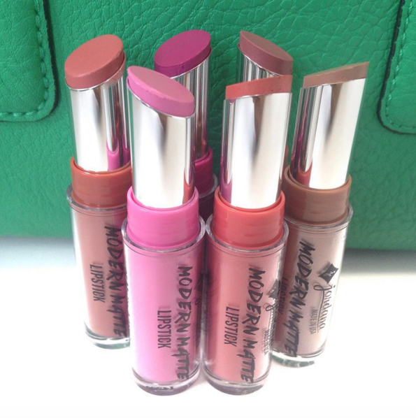 jordanamakeup's tweet photo. So pretty, I stare at them just a few seconds before I put them in my bag ... * sigh * 😍 #modernmatte https://t.co/yJ0VGu26IA