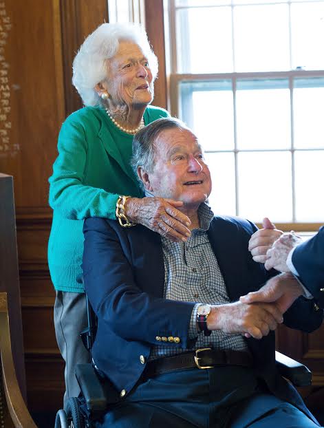 VaubelDesigns's tweet photo. Former First Lady #BarbaraBush wears bracelet from @VaubelDesigns!
Credit Dave White/Phillips Academy, @AP https://t.co/ZLXmx70gAe