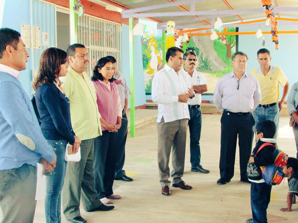 Elorza13's tweet photo. @H_Ayun_Ocotlan y @IOCIFED_GobOax benefician a Jardín de #Niños 30 de Abril @ViRoJose @DanielVasquez_e https://t.co/MTEDeiEpBU
