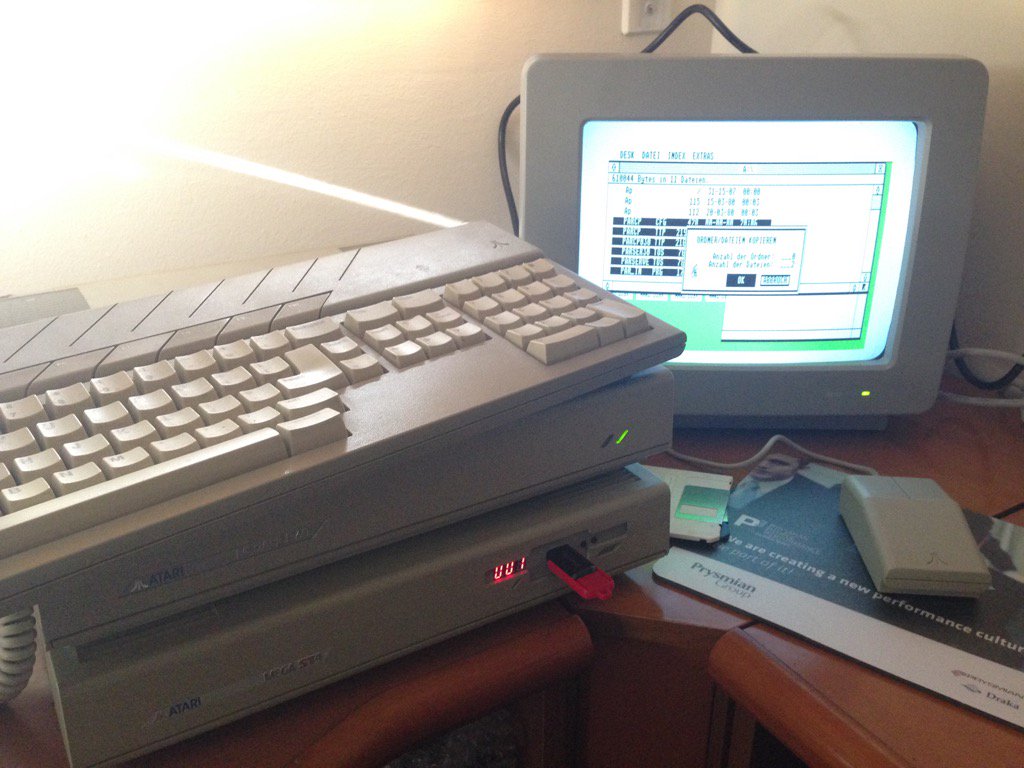 AtariSTFan's tweet photo. Tic tac, tic tac... @RetroBarcelona #AtariST #atarifan #30yearsatarist https://t.co/bJoZy1y6zO