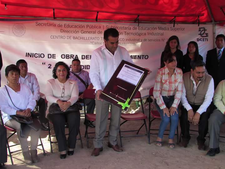 H_Ayun_Ocotlan's tweet photo. Presidente de Ocotlán @ViRoJose recibe reconocimiento de @directorCB150 por apoyo a la educación @chucholox https://t.co/TAz7cDWLW8