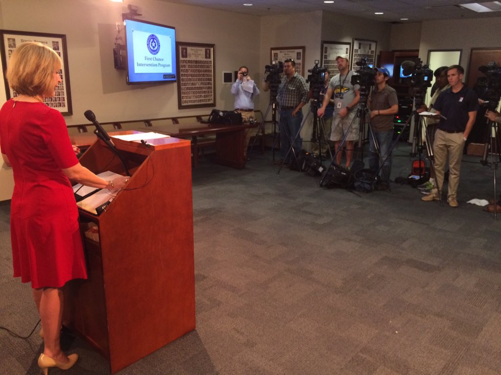 DADevonAnderson's tweet photo. As of 1-1-16, First Chance Intervention Program will be mandatory. Officers will have to offer it on streets. #hcdao https://t.co/zIiL3nEirK