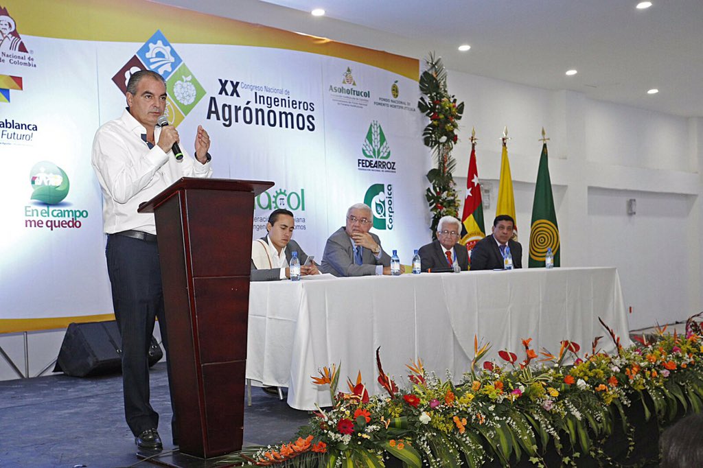 MinAgricultura's tweet photo. Los ingenieros agrónomos son claves para sembrar lo que toca donde toca, clave para #ColombiaSiembra: @MinIragorri https://t.co/AeYSks5K2B