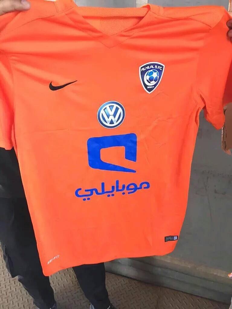 وجوووود شعااااار الهلااااال يجعله اكثر امتيازآ . بالتوفيق للهلال بطقمه الجديد 
#طقم_الهلال_الثالث