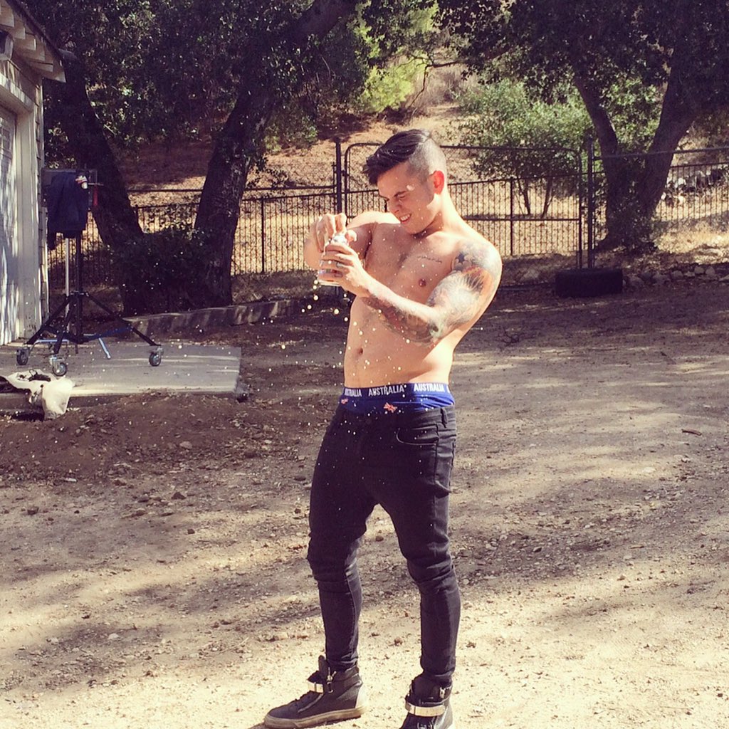 danielsahyounie's tweet image. Trying to open a can of Coke