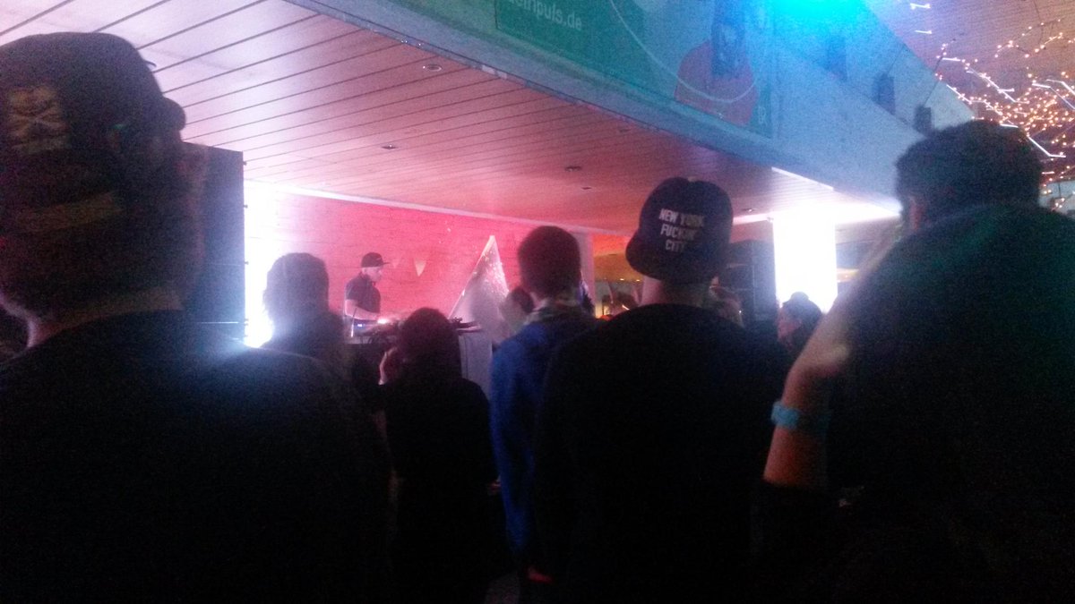 SLAM_2015's tweet photo. Jetzt noch ein bisschen rappen. #slam2015 #rapslam https://t.co/D8LYktAFIi