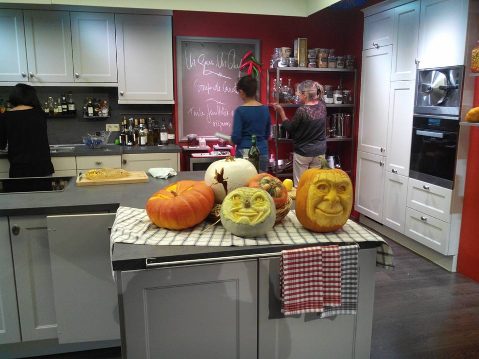Ch_Herman_'s tweet photo. Mes #Pumpkins en déco sur le plateau de "un gars, un chef !!" :D #uguc #ProudofmyPumpkins #Halloween2015 #Bouhhhh https://t.co/SdfCqi7cL1