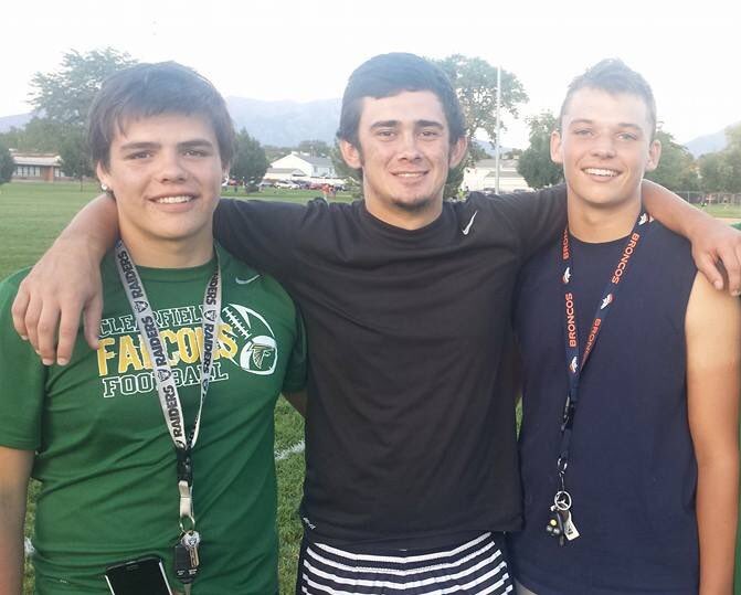 Broc_Patterson's tweet photo. Missing my dudes and this game today.🤘🏻🏈  @_RickyMartinez_ @chippy1312 https://t.co/tOLTIKxlzs