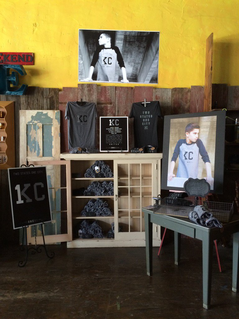 1kcshop's tweet photo. First Friday's in the West Bottoms with 1KC! Two states. One city. One KC. U N I T E D #frosty https://t.co/eVI7noAzKr