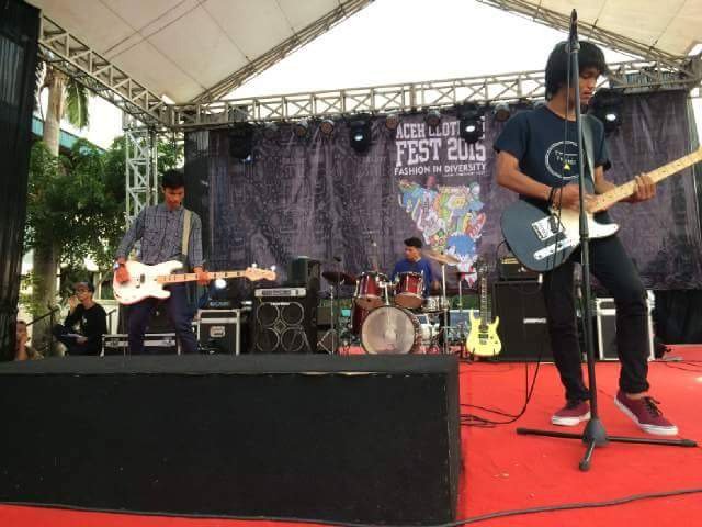 On stage <a href="/IDCofficial/">I Don't Care</a> pecahlah