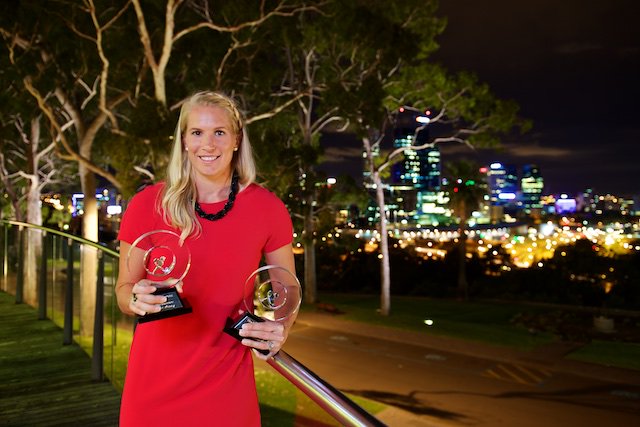 Recap #HockeyAwards: <a href="/JodieKenny7/">Jodie Kenny</a> skoops <a href="/Hockeyroos/">Hockeyroos</a> Player of the Year &amp; Top Scorer (22). ow.ly/Uj6ii