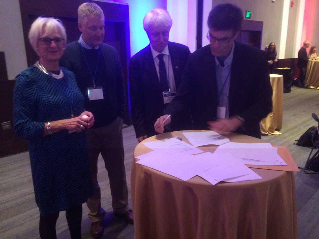 oyvins's tweet photo. Samarbeidsavtale mellom University of Delaware og NTNU signert på #TSW15 #NTNU https://t.co/C1i7bPgtwh