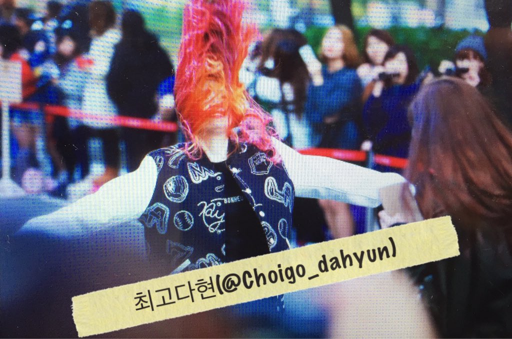 Choigo_dahyun's tweet photo. [151106] #뮤직뱅크 #출근길 #트와이스 #Twice #다현 #dahyun (4) https://t.co/c6jz7Fdy8f