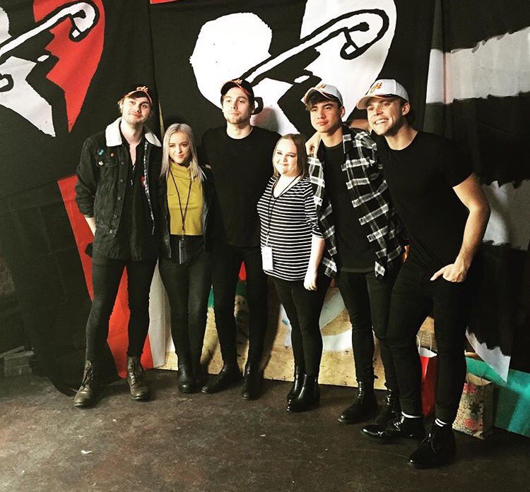 HawkesRacing's tweet photo. Chautauqua's fan club Charlene & Danielle Frew w/ super group @5SOS wearing @HawkesRacing caps #Atlanta2015 @nova100 https://t.co/5Tj7Z5HNah