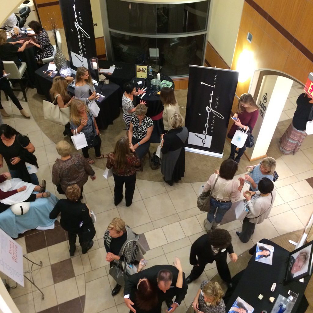 bengtsoncenter's tweet photo. .@design1salonspa attracting a crowd of beautiful women at #allthatglows https://t.co/zfwAu9ENZ8