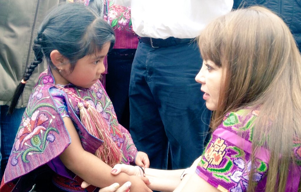paula_hdz's tweet photo. Un gusto haber estado en #Zinacantán #Chiapas visitando y escuchando a mujeres y niñ@s #PROSPERA https://t.co/seMUYpDG39