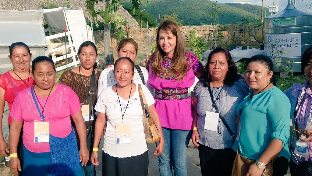 paula_hdz's tweet photo. Un gusto haber estado en #Zinacantán #Chiapas visitando y escuchando a mujeres y niñ@s #PROSPERA https://t.co/seMUYpDG39