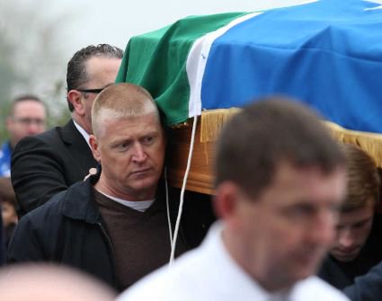 ConflictNI's tweet photo. Belfast republican Eddie Copeland carrying the coffin of Declan McGlinchey in Bellaghy funeral; via @irish_news https://t.co/g3baV5Y1Ce