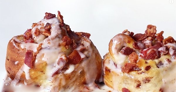 BaconChronicle's tweet photo. These #Bacon Cinnamon Rolls are Decadent: https://t.co/kYnQlJDgpB https://t.co/wV5gVUkEQO